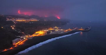 La lava del volcán ya gana casi 20 hectáreas al mar en La Palma