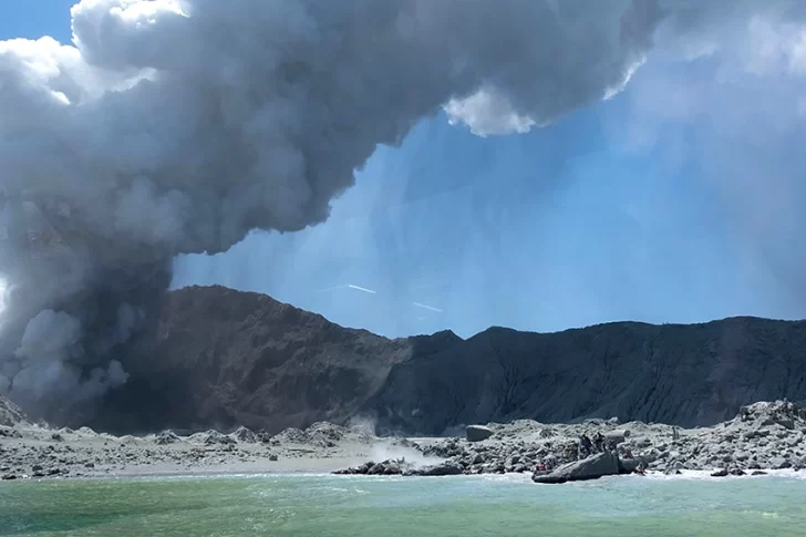 [VIDEO] Entró en erupción el volcán Krakatoa, en Indonesia, dos veces en 40 minutos