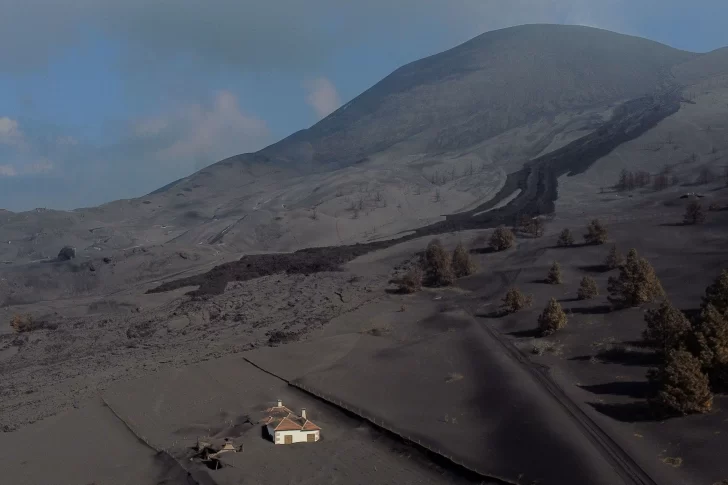 Un volcán entró en erupción en Indonesia y los residentes huyeron corriendo