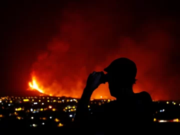 Recrudecen las explosiones y se abre una nueva boca eruptiva en el volcán de La Palma