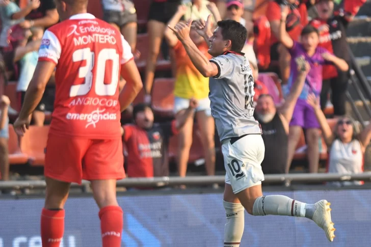 Colón festejó contra Argentinos tras ganarle 2 a 0 en Santa Fe