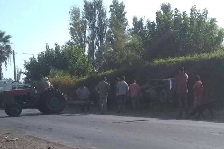 Se levantó el capó de una camioneta, dejó “ciego” al conductor y volcó