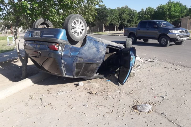 Una mujer perdió el control de su auto y volcó: afortunadamente sólo sufrió golpes