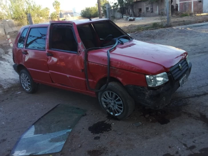 Perdió el control de su auto y volcó: su acompañante fue hospitalizada Perdió el control de su auto y volcó: su acompañante fue hospitalizada