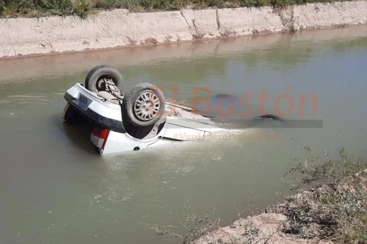 Por una rueda pinchada, el auto terminó boca abajo en un canal