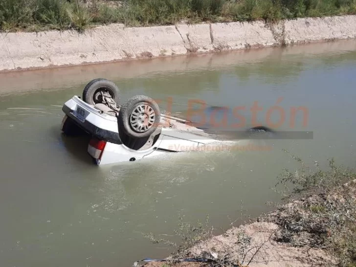 Por una rueda pinchada, el auto terminó boca abajo en un canal Por una rueda pinchada, el auto terminó boca abajo en un canal