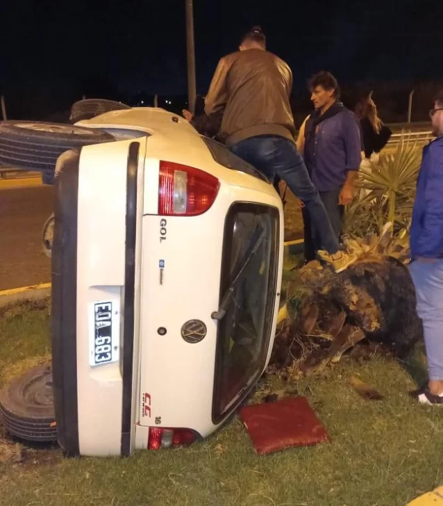 Perdió el control, chocó contra el boulevard y volcó Perdió el control, chocó contra el boulevard y volcó