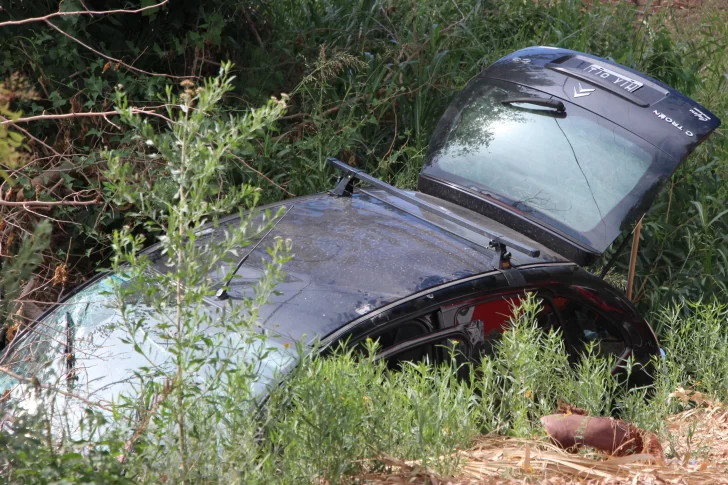 Volcó el auto a un canal sin agua y su acompañante sufrió traumatismo de cráneo