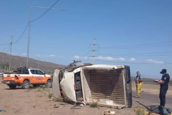 Un hombre volcó en una camioneta tras impactar con un poste de luz y terminó hospitalizado