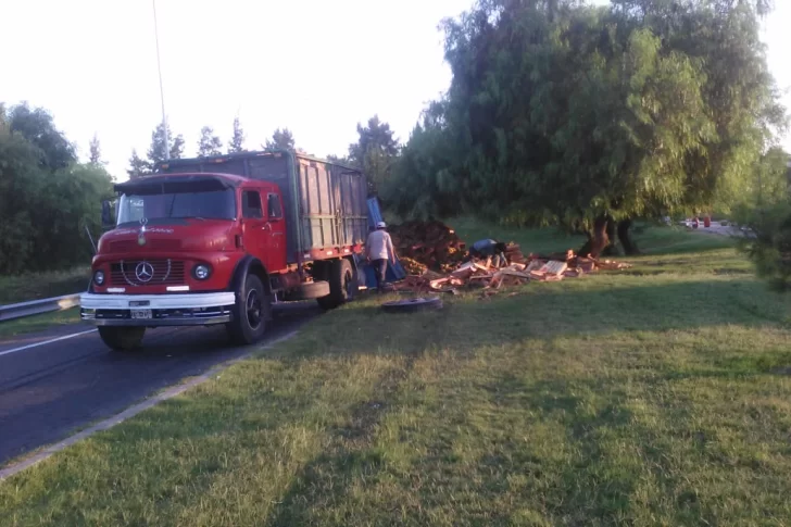 Una mala maniobra provocó el vuelco de su acoplado y la pérdida parcial del cargamento