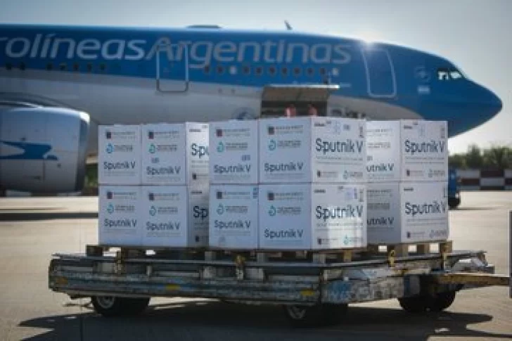 El vuelo de Aerolíneas Argentinas traerá más de 765 mil dosis de la vacuna Sputnik V