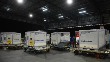 Llegaron al país más de 2,1 millones de dosis de la vacuna de AstraZeneca