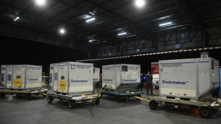 Llegaron al país más de 2,1 millones de dosis de la vacuna de AstraZeneca