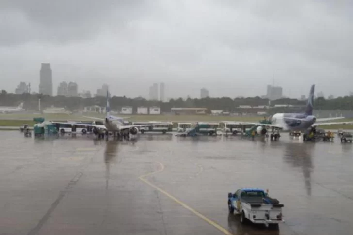 Por el diluvio en Aeroparque y Ezeiza, los vuelos de San Juan tienen un retraso de dos horas