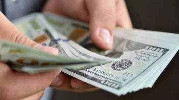 El dólar oficial cerró a $121,97 y en la semana subió 1,10% El dólar oficial cerró a $121,97 y en la semana subió 1,10%