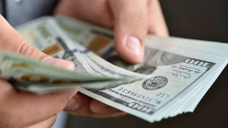 El dólar oficial cerró a $121,97 y en la semana subió 1,10% El dólar oficial cerró a $121,97 y en la semana subió 1,10%
