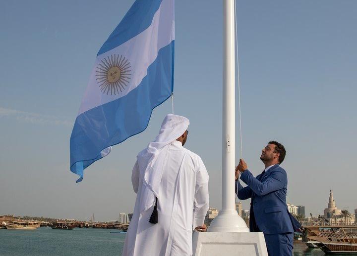 Ya izaron la bandera argentina en la capital de Catar Ya izaron la bandera argentina en la capital de Catar