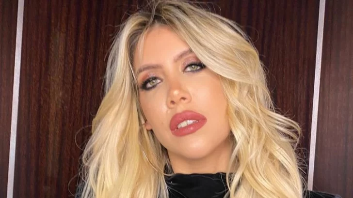Wanda Nara se quiere tanto que posó con una campera con su rostro Wanda Nara se quiere tanto que posó con una campera con su rostro