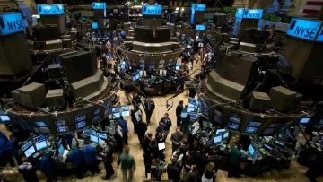 Las acciones argentinas en Wall Street caen hasta 7% y el riesgo país vuelve a superar los 700 puntos