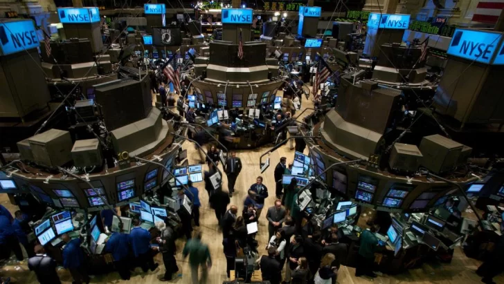 Las acciones argentinas en Wall Street caen hasta 7% y el riesgo país vuelve a superar los 700 puntos