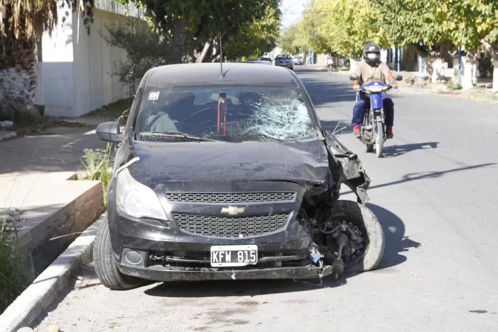 Un policía atropelló y mató a una motociclista