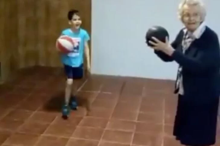 Tiene 100 años y sorprendió con su habilidad para jugar al básquet