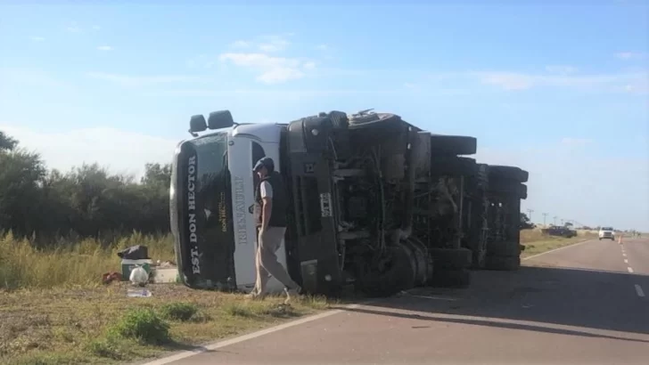 Un camionero tucumano que transportaba azúcar perdió el control del rodado y volcó Un camionero tucumano que transportaba azúcar perdió el control del rodado y volcó