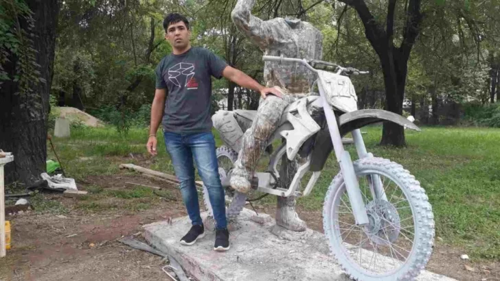En Córdoba, un joven artista realiza una impactante escultura en homenaje al Wey Zapata En Córdoba, un joven artista realiza una impactante escultura en homenaje al Wey Zapata