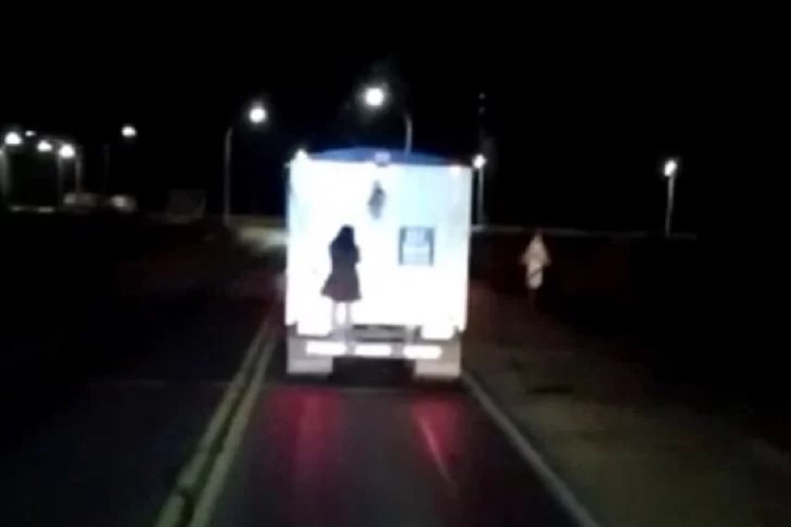 ¿Un fantasma?: filmaron a una “extraña mujer” colgada de un camión en Santa Fe