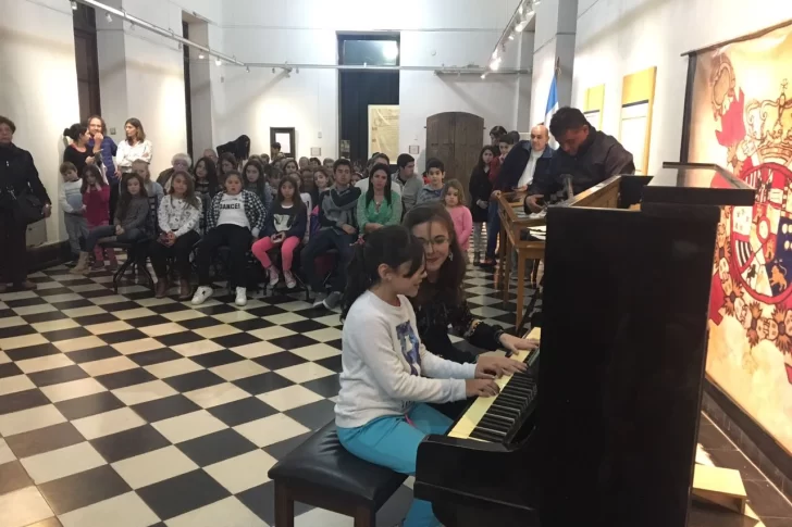 Mini concierto de piano para celebrar el Día del Periodista