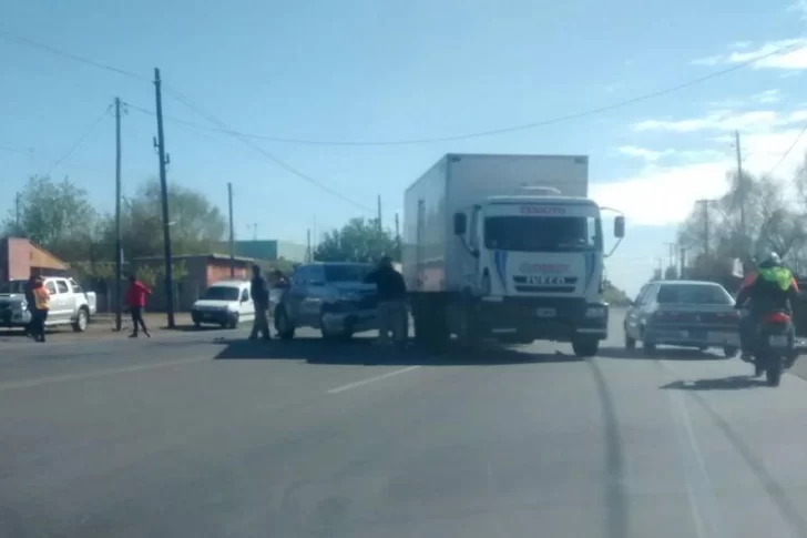 Se salvó de lo peor al chocar contra un camión