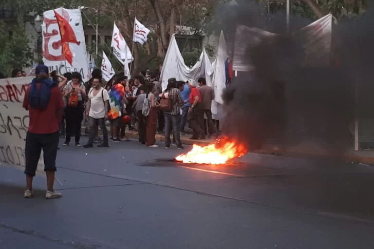 Marcha en San Juan: encapuchados prendieron fuego frente a la Catedral