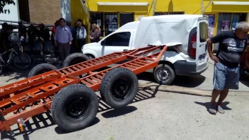 Un carretón se descolgó y se incrustó en una camioneta estacionada