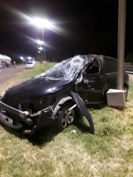 Perdió el control, se despistó y chocó contra un poste de luz Perdió el control, se despistó y chocó contra un poste de luz