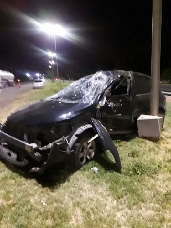 Perdió el control, se despistó y chocó contra un poste de luz Perdió el control, se despistó y chocó contra un poste de luz