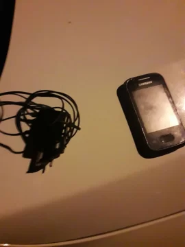 Insólito robo: con un palo y un gancho, le sustrajo el celular por la ventana