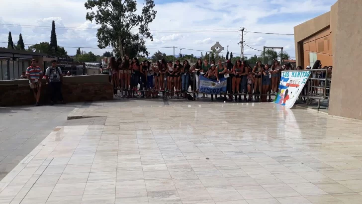 Cientos de fans esperan por ver a sus ídolos de CNCO Cientos de fans esperan por ver a sus ídolos de CNCO