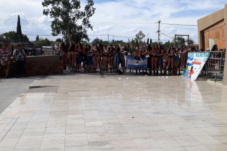 Cientos de fans esperan por ver a sus ídolos de CNCO