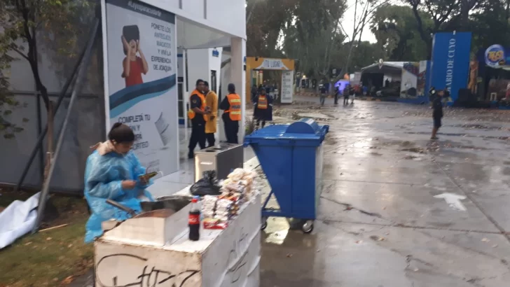 Los stands de la feria, pasados por agua Los stands de la feria, pasados por agua