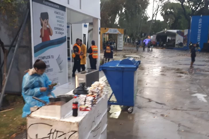 Los stands de la feria, pasados por agua
