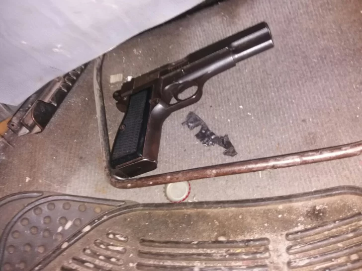 Tres allanamientos terminaron con 4 detenidos y el secuestro de armas, dinero y objetos Tres allanamientos terminaron con 4 detenidos y el secuestro de armas, dinero y objetos