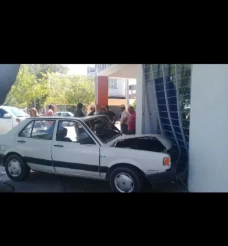 Un auto terminó incrustado en un local después de chocar con una camioneta Un auto terminó incrustado en un local después de chocar con una camioneta