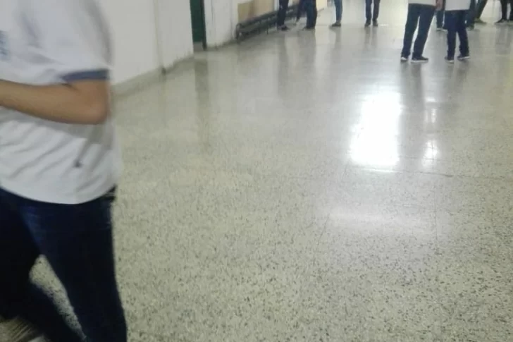 Arrojaron gas pimienta en el edificio de la escuela Industrial y de Comercio y tuvieron que evacuar a los alumnos
