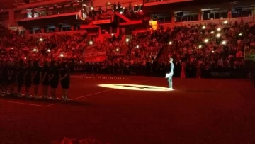 Claudia Pirán puso su voz para entonar los himnos nacionales Claudia Pirán puso su voz para entonar los himnos nacionales