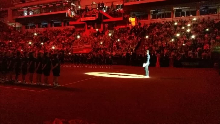 Claudia Pirán puso su voz para entonar los himnos nacionales Claudia Pirán puso su voz para entonar los himnos nacionales