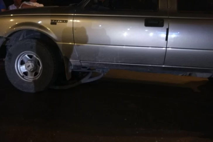 Lo atropelló un auto, voló con su bicicleta e impactó contra una camioneta: está grave