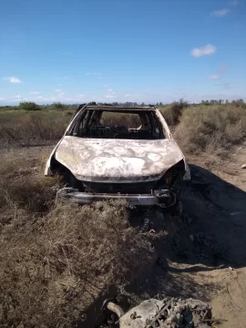 Hallan una camioneta incendiada: no descartan que sea la del concejal de Rivadavia Hallan una camioneta incendiada: no descartan que sea la del concejal de Rivadavia