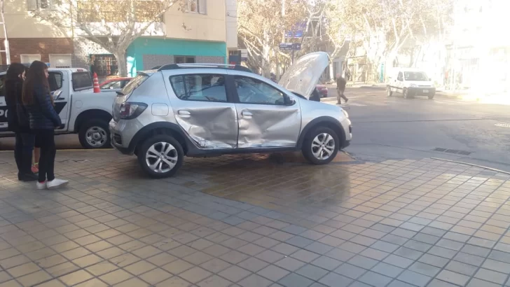 Fuerte choque en un cruce sin semáforos dejó un auto en la vereda Fuerte choque en un cruce sin semáforos dejó un auto en la vereda