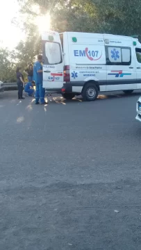 Chocó contra otro auto y terminó impactando contra el guardrail Chocó contra otro auto y terminó impactando contra el guardrail