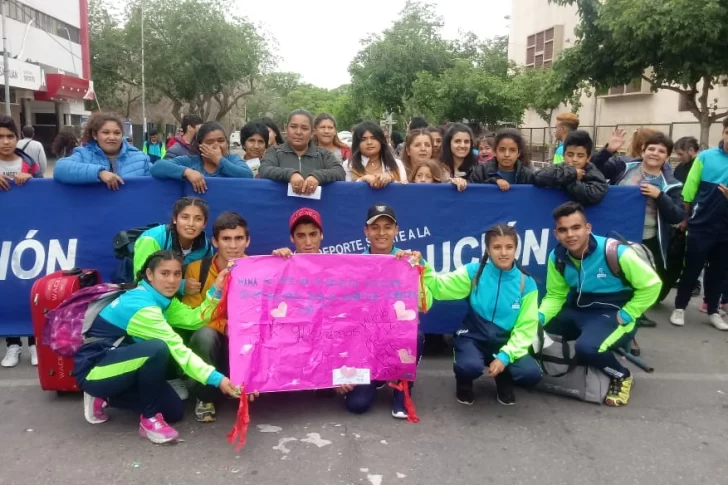 [FOTOS] Emotiva despedida para los sanjuaninos que partieron a los Juegos Evita